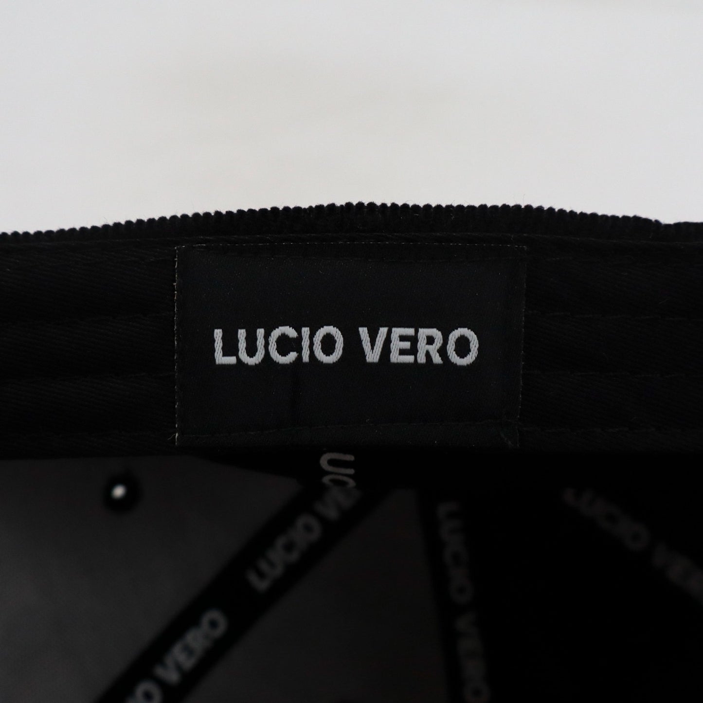 Gorra Premium de Pana Fina LUCIO VERO - Negra y Crema - Unisex